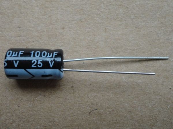 CAPACITOR ELETROLÍTICO - 100 µF - 25 V