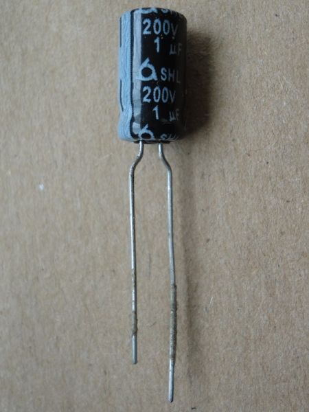 CAPACITOR ELETROLÍTICO - 1 µF - 200 V