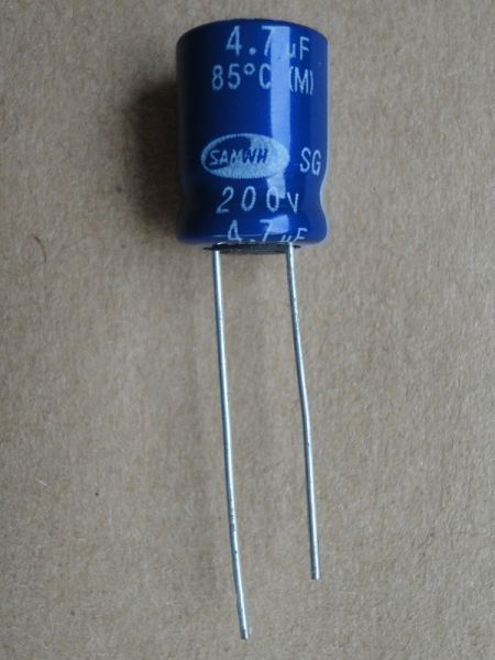 CAPACITOR ELETROLÍTICO - 4,7 µF - 200 V