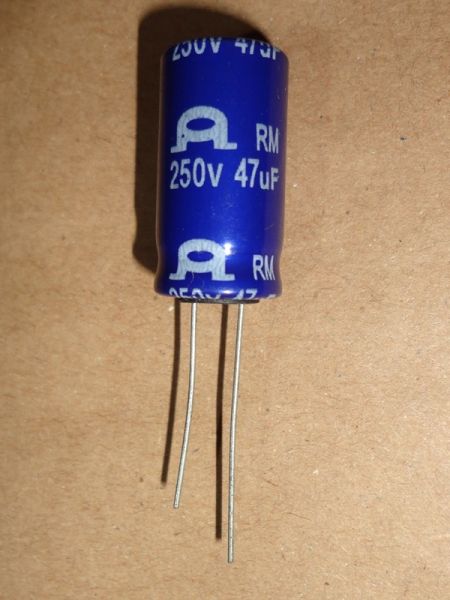 CAPACITOR ELETROLÍTICO - 47 µF - 250 V