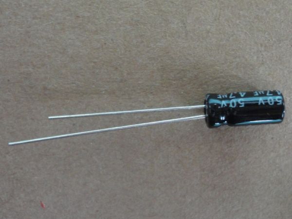 CAPACITOR ELETROLÍTICO - 4,7 µF - 50 V