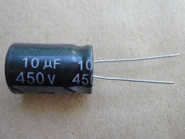 CAPACITOR ELETROLÍTICO - 10 µF - 450 V