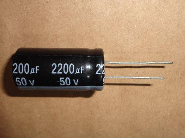 CAPACITOR ELETROLÍTICO - 2200 µF - 50 V